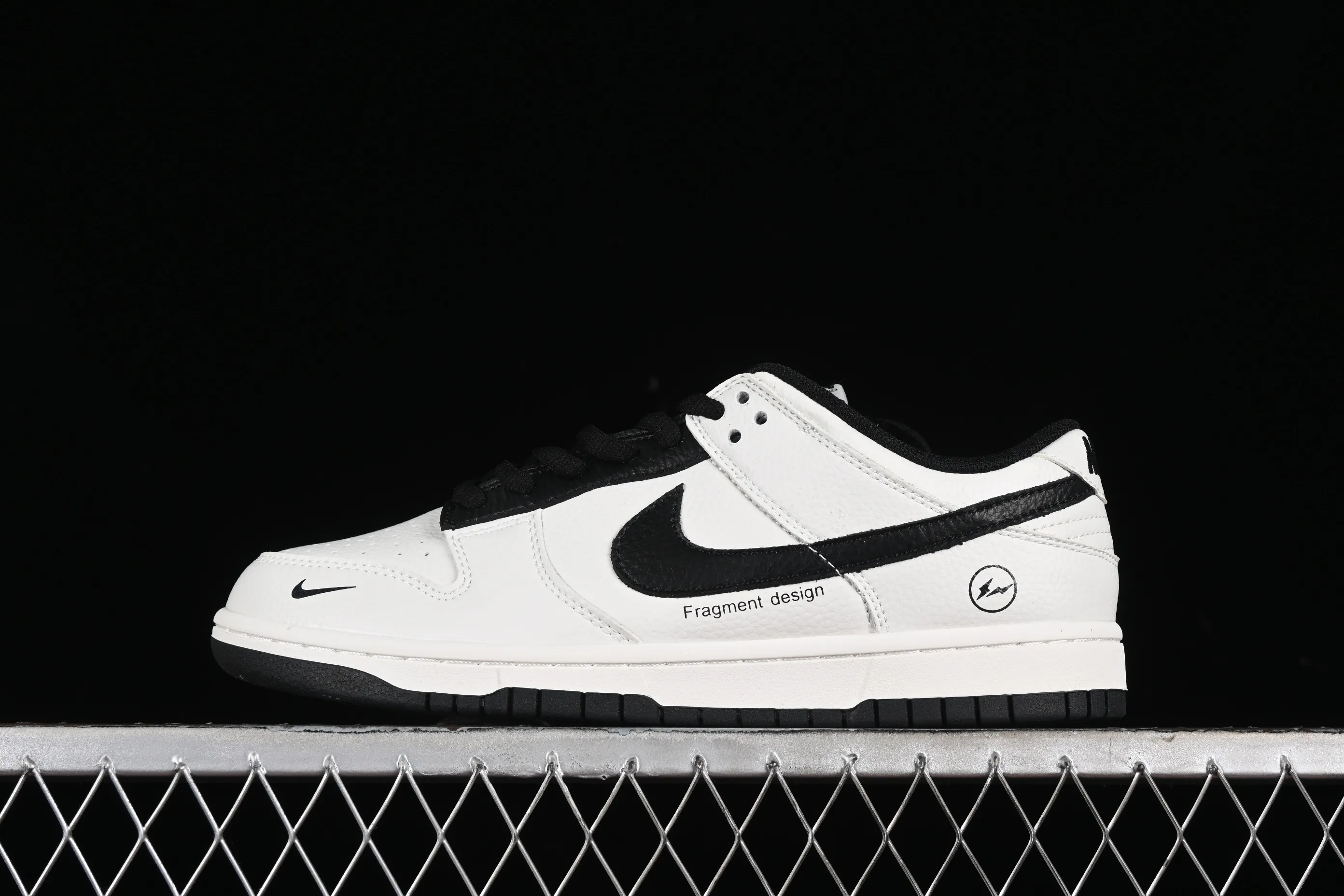 All categories Nk SB Dunk Series Nk SB Dunk Low High-end customized low-top sneakers Nk SB Dunk Low Fragment Design Fujiwara Hiroshi Lightning joint low-top casual sports skateboard shoes DF7519-831